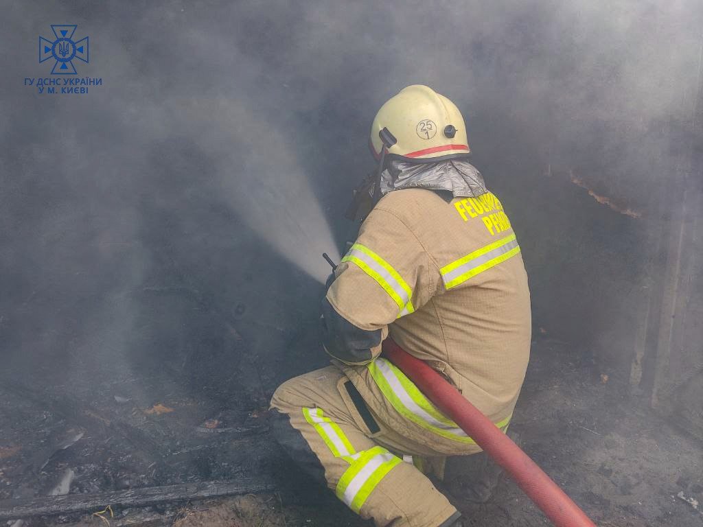 У Києві на Оболоні згоріло 14 гаражів 4