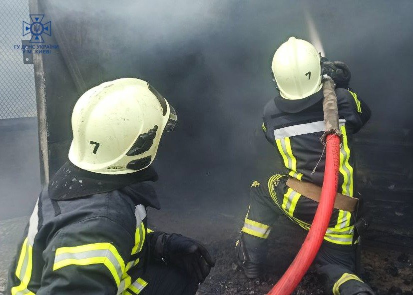 У Києві на Оболоні згоріло 14 гаражів 5