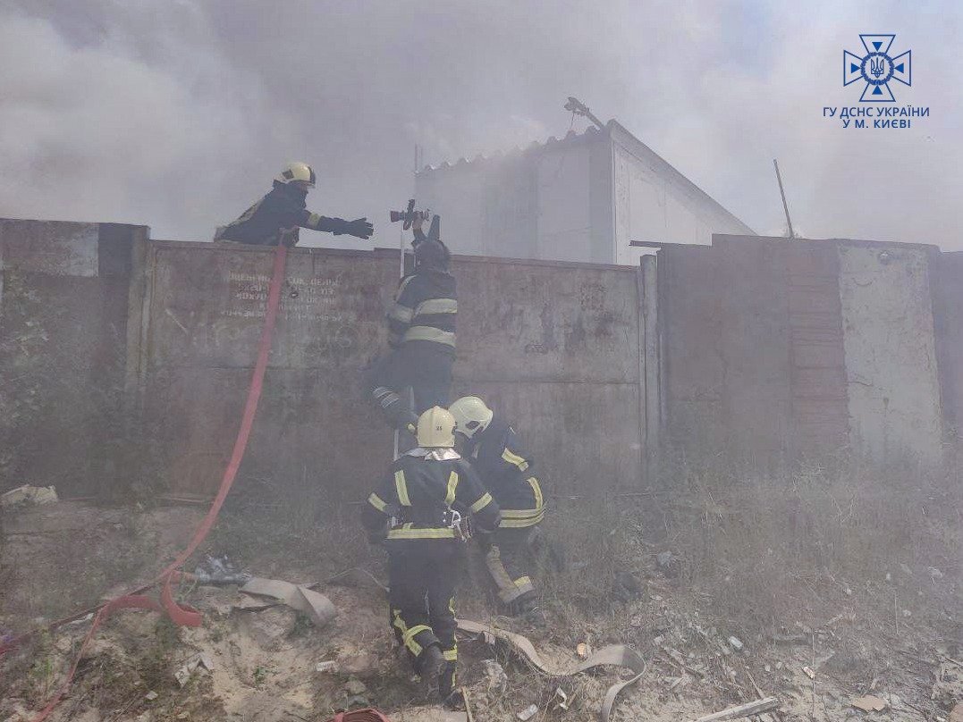 У Києві на Оболоні згоріло 14 гаражів 6