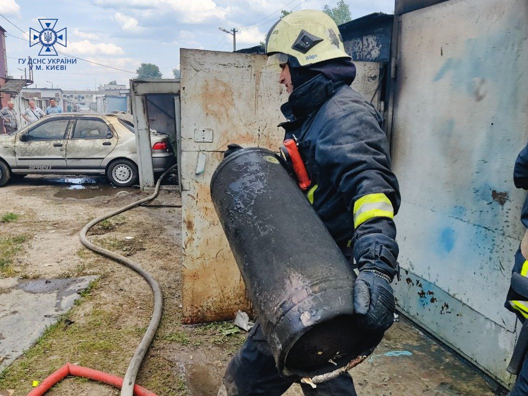 У Києві на Оболоні згоріло 14 гаражів 7