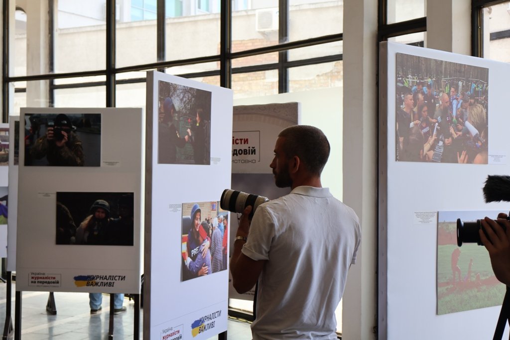 У Києві на Золотих відкрили фотовиставку, присвячену журналістам на передовій 3