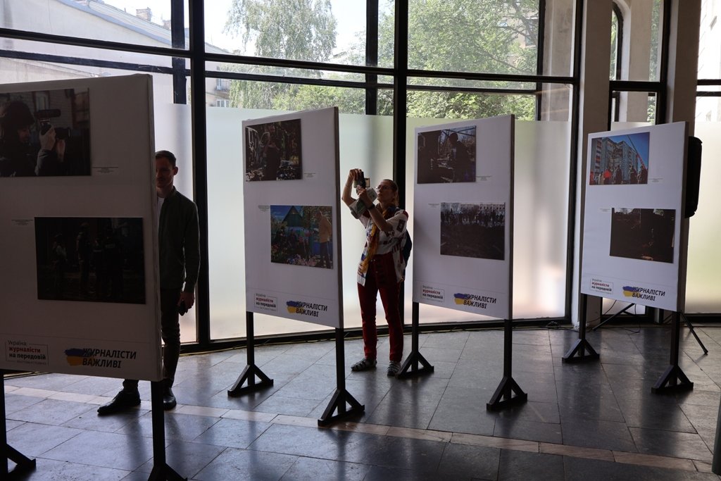 У Києві на Золотих відкрили фотовиставку, присвячену журналістам на передовій 5