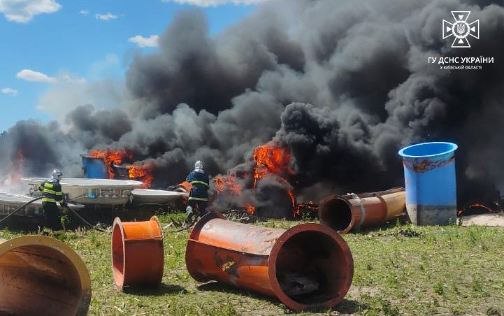 Чорний стовп диму над Вишгородщиною: що горіло у Київській області 1