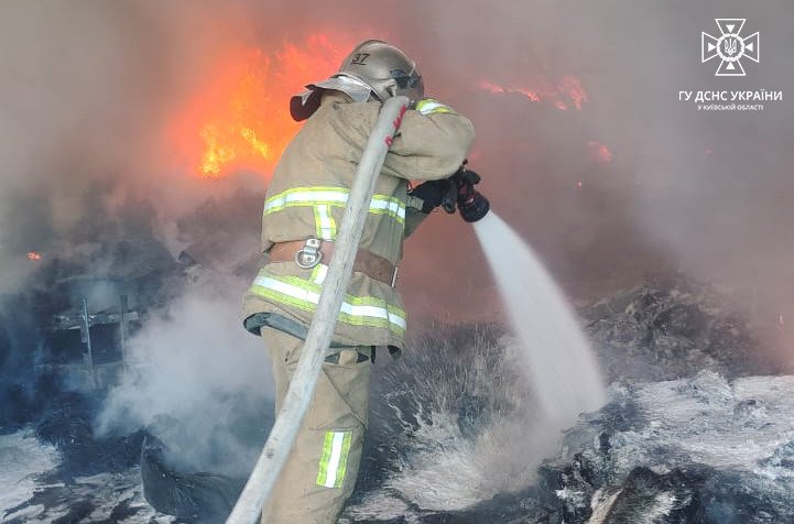 Чорний стовп диму над Вишгородщиною: що горіло у Київській області 3