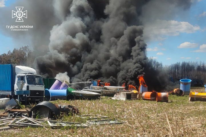 Чорний стовп диму над Вишгородщиною: що горіло у Київській області 4