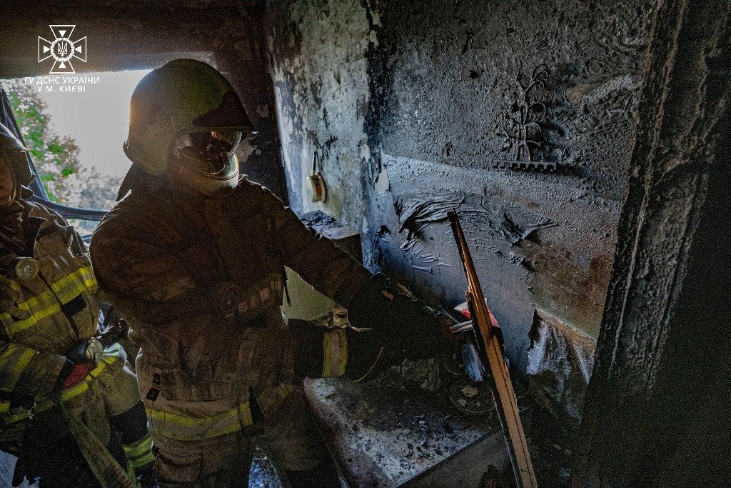 У Києві з палаючої квартири врятували жінку 1