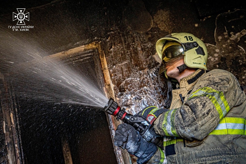 У Києві з палаючої квартири врятували жінку 2