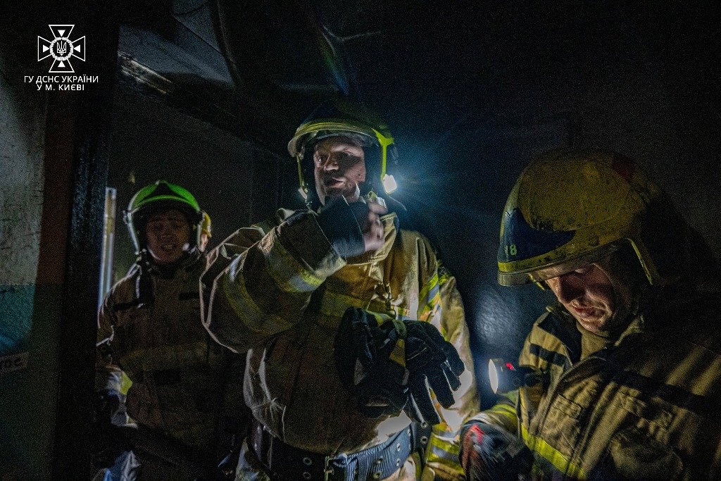 У Києві з палаючої квартири врятували жінку 3