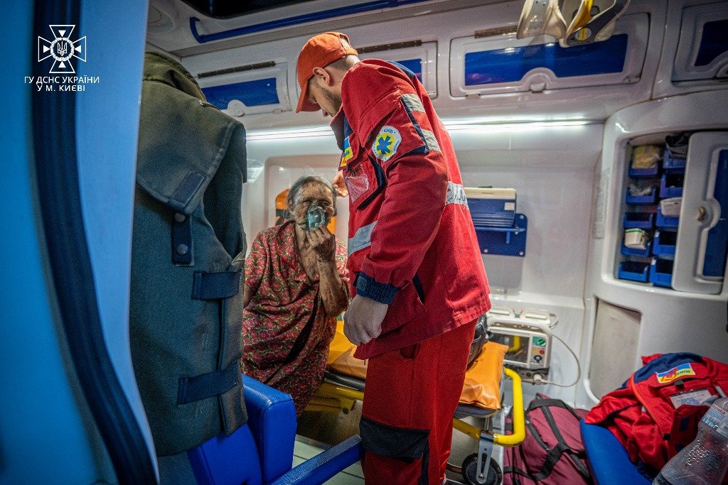 У Києві з палаючої квартири врятували жінку 4