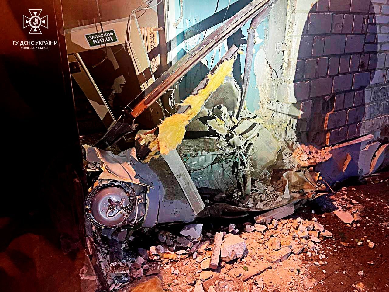 Наслідки обстрілу Київщини вночі 6 червня: згоріли автомобіли, пошкоджено гуртожиток 1