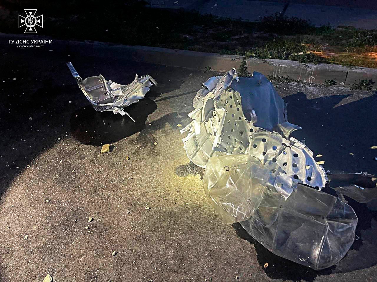 Наслідки обстрілу Київщини вночі 6 червня: згоріли автомобіли, пошкоджено гуртожиток 3
