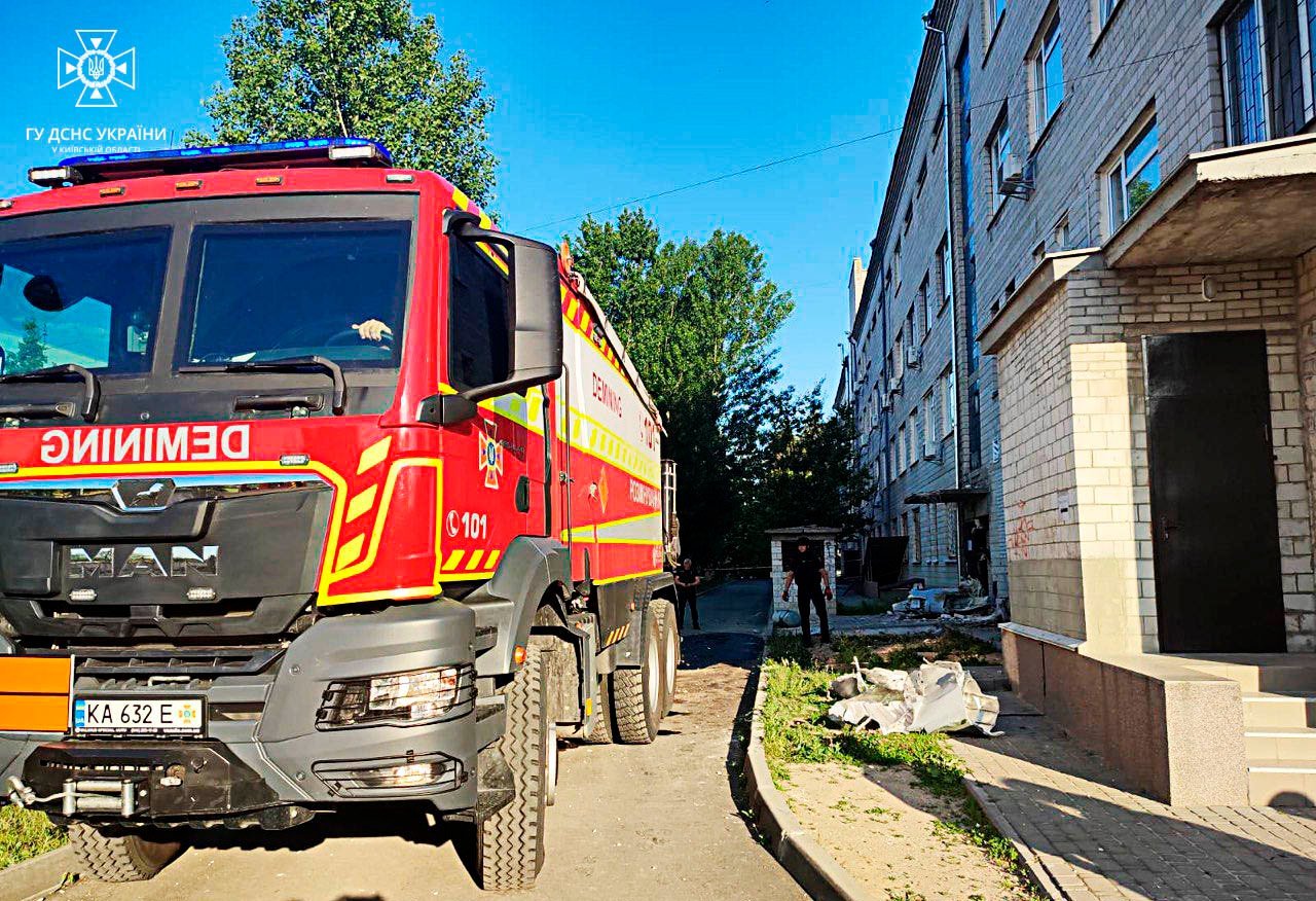 Наслідки обстрілу Київщини вночі 6 червня: згоріли автомобіли, пошкоджено гуртожиток 4