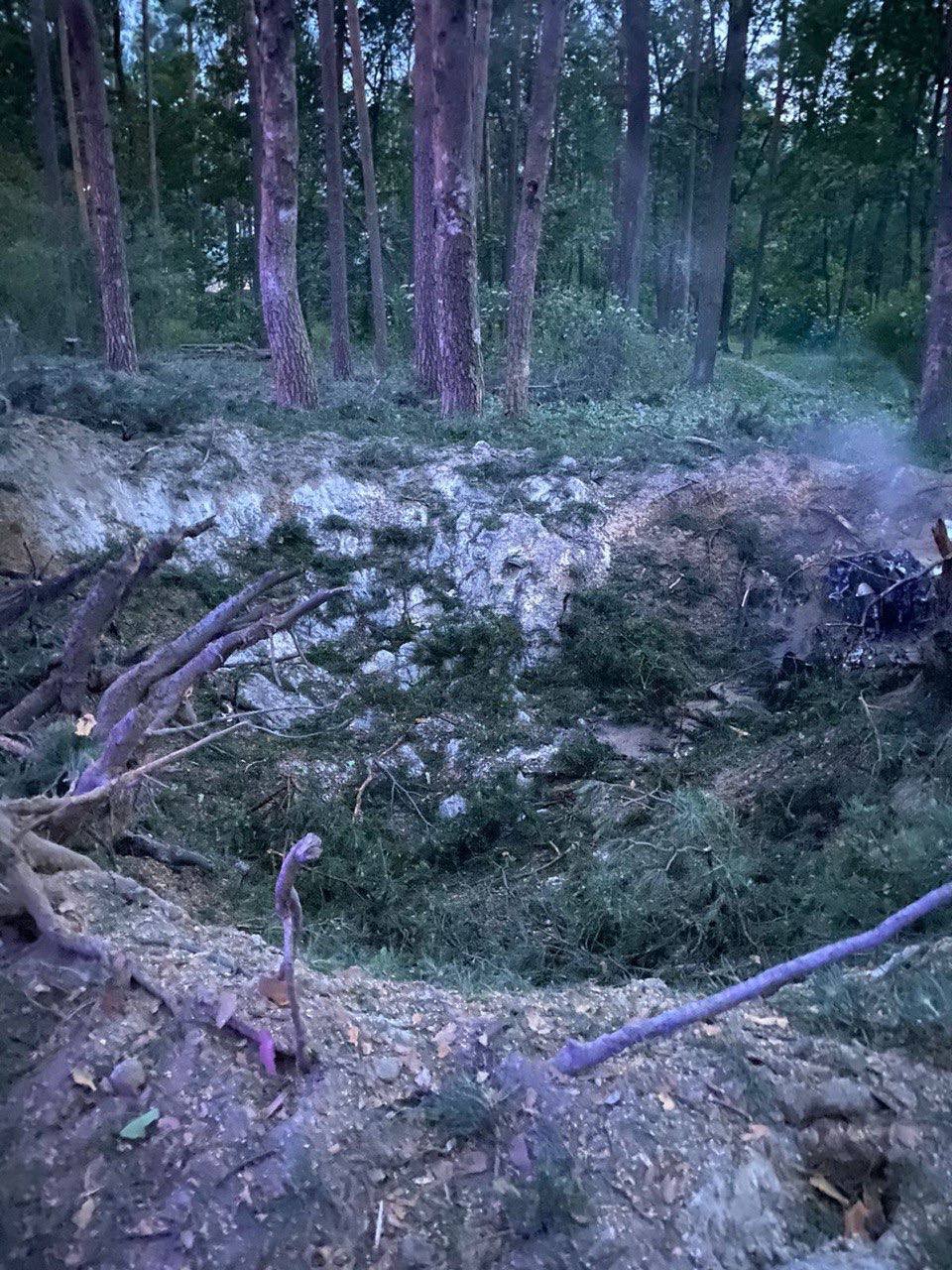 Наслідки обстрілу Київщини вночі 6 червня: згоріли автомобіли, пошкоджено гуртожиток 8