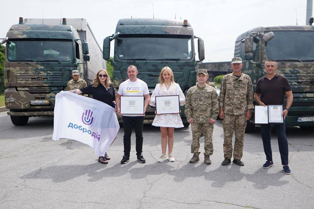 Волонтери передали ЗСУ партію великогабаритних вантажівок для перевезення бойових комплектів на передову 2