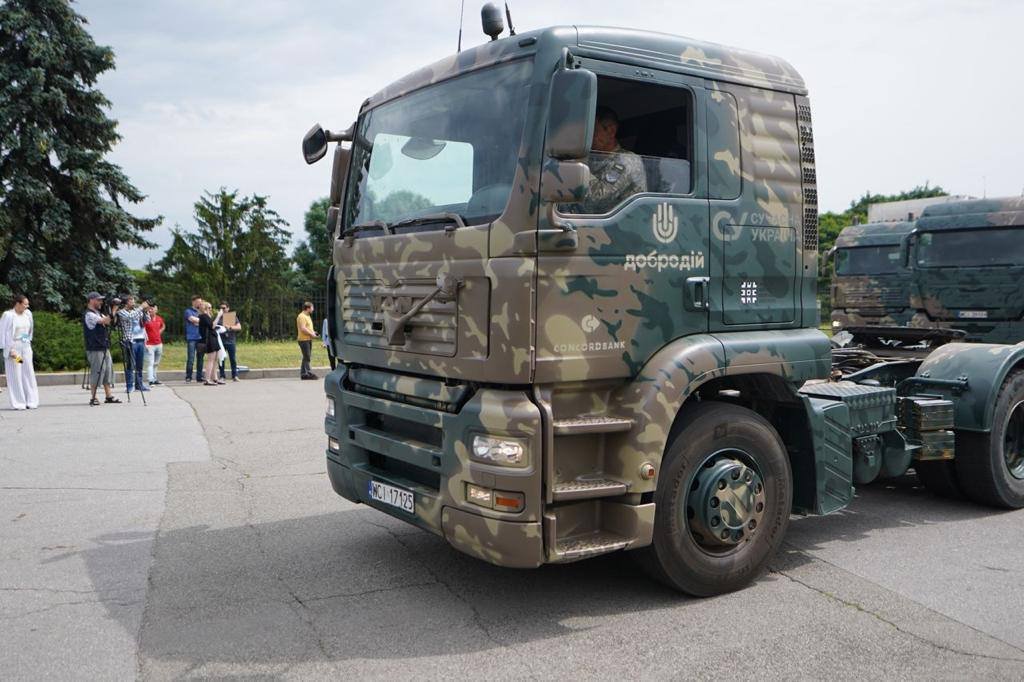 Волонтери передали ЗСУ партію великогабаритних вантажівок для перевезення бойових комплектів на передову 3