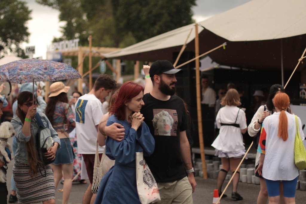 Олімпійський масштаб, танці під зливою та 600 000 за перший день: як у Києві почався благодійний Кураж 17