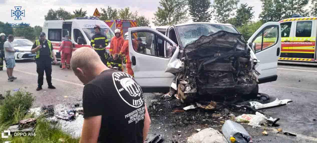 На трасі Київ-Одеса сталася смертельна ДТП: 2 людини загинули, серед постраждалих маленькі діти 6