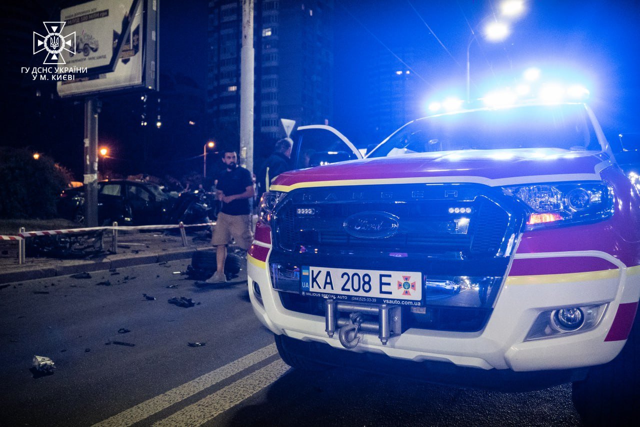 У Києві на Печерську сталась ДТП за участі відомого тренера: BMW розтрощено вщент, блогер у лікарні 2