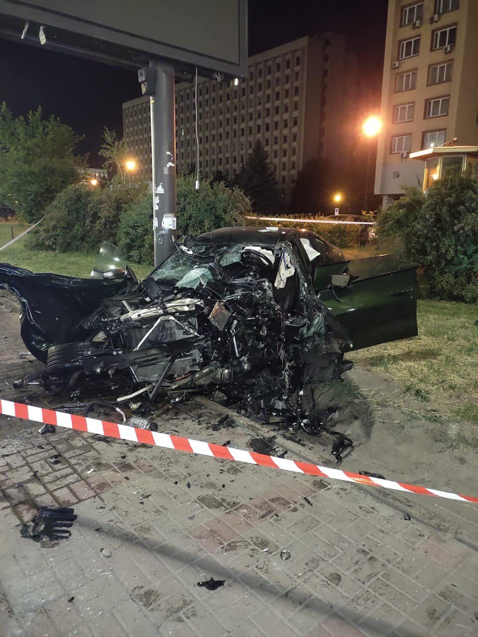 У Києві на Печерську сталась ДТП за участі відомого тренера: BMW розтрощено вщент, блогер у лікарні 3