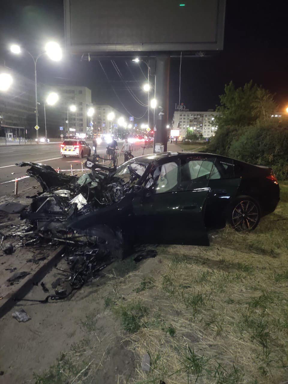 У Києві на Печерську сталась ДТП за участі відомого тренера: BMW розтрощено вщент, блогер у лікарні 4