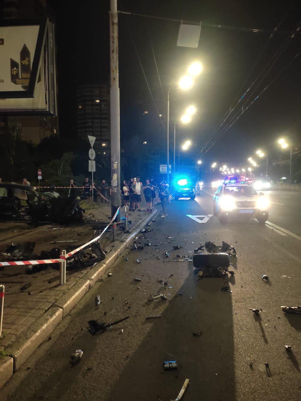 У Києві на Печерську сталась ДТП за участі відомого тренера: BMW розтрощено вщент, блогер у лікарні 5