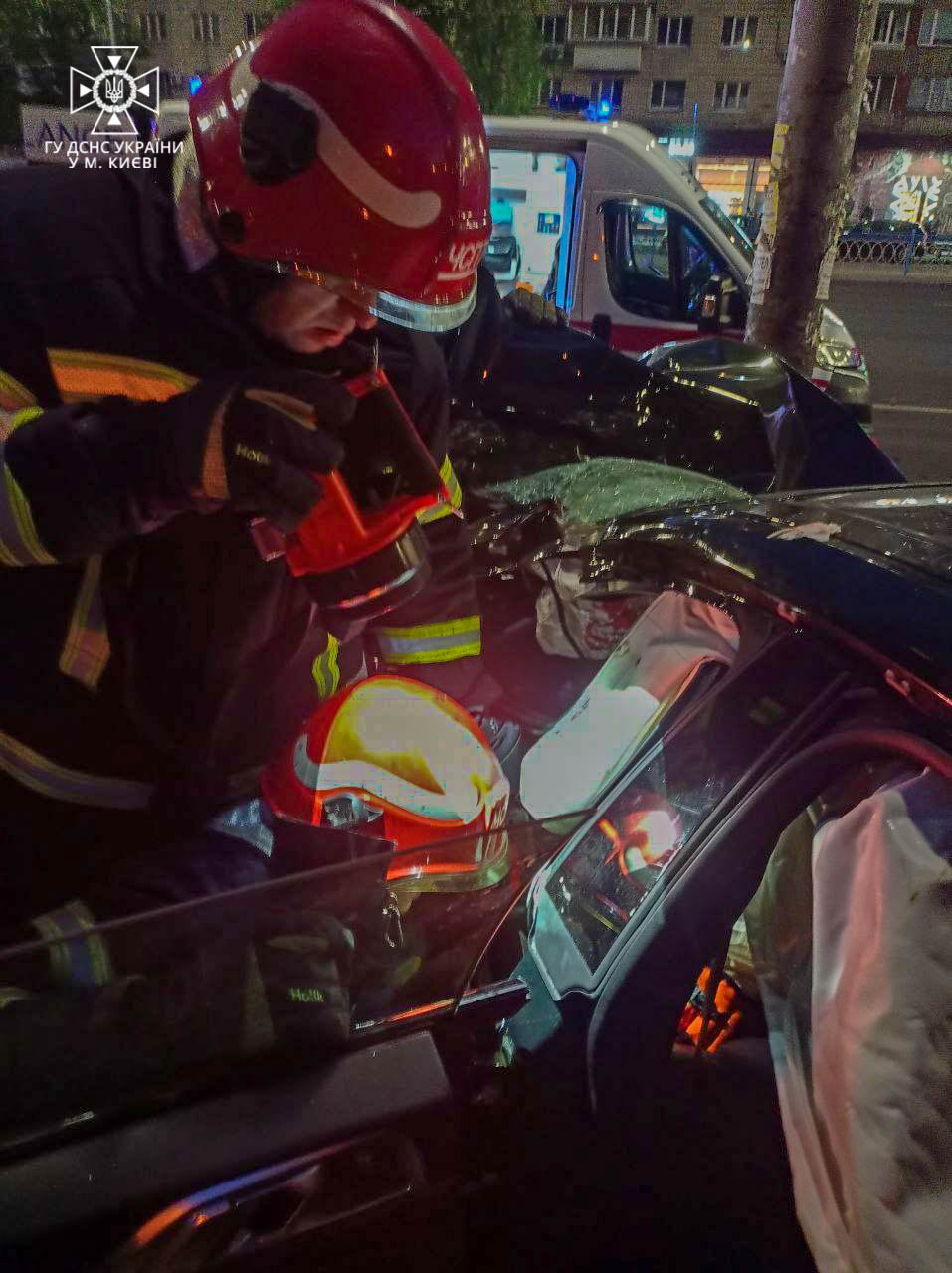 У Києві на Печерську сталась ДТП за участі відомого тренера: BMW розтрощено вщент, блогер у лікарні 6
