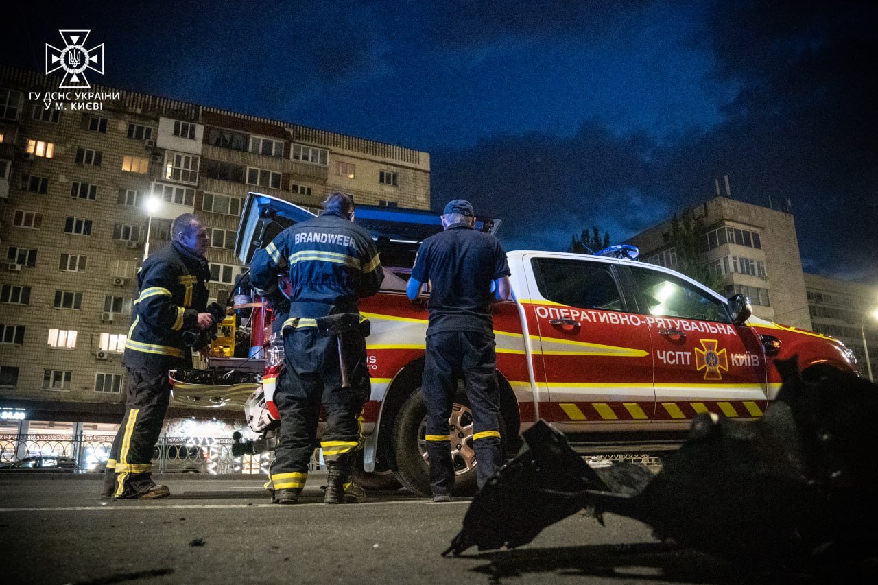 У Києві на Печерську сталась ДТП за участі відомого тренера: BMW розтрощено вщент, блогер у лікарні 7