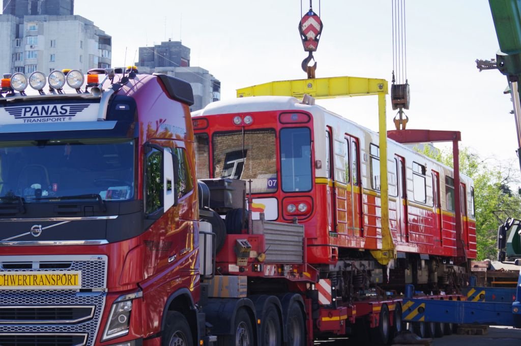 У Київ прибула чергова партія варшавських вагонів метро 4
