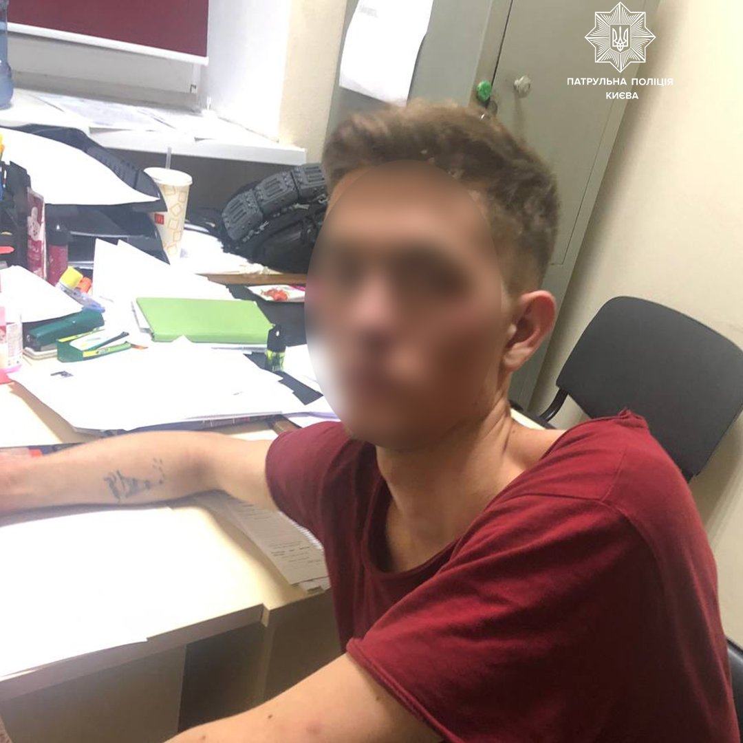 У Києві чоловік побив жінку з дитиною та заліз на дах автомобіля 1