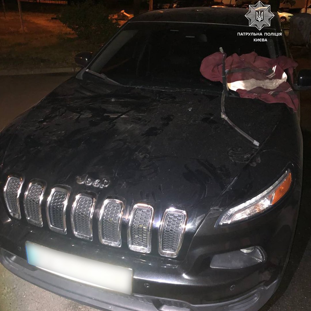 У Києві чоловік побив жінку з дитиною та заліз на дах автомобіля 2