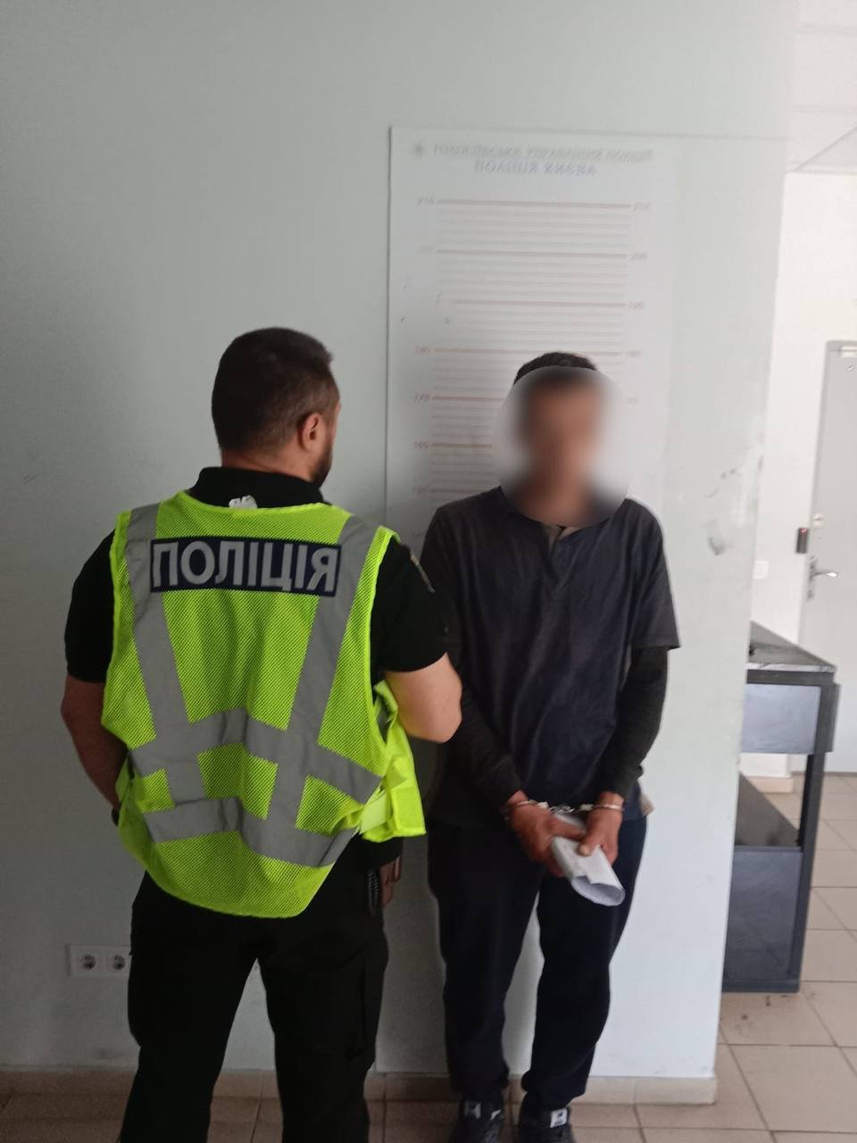 У Києві чоловік канцелярським ножем хотів зарізати перехожого 1