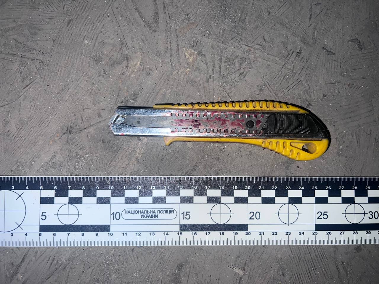 У Києві чоловік канцелярським ножем хотів зарізати перехожого 2