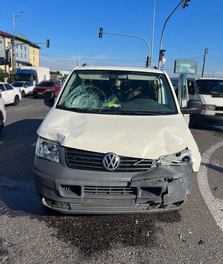 У Києві водійка мікроавтобуса насмерть збила чоловіка на пішохідному переході 1