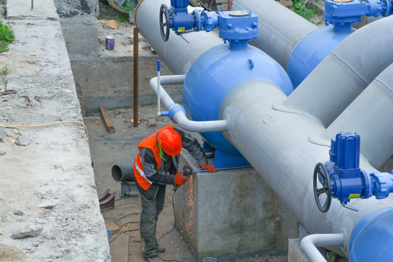 У Києві на Подолі проводять ремонт магістральній тепломережі: що буде з гарясою водою на районі 1