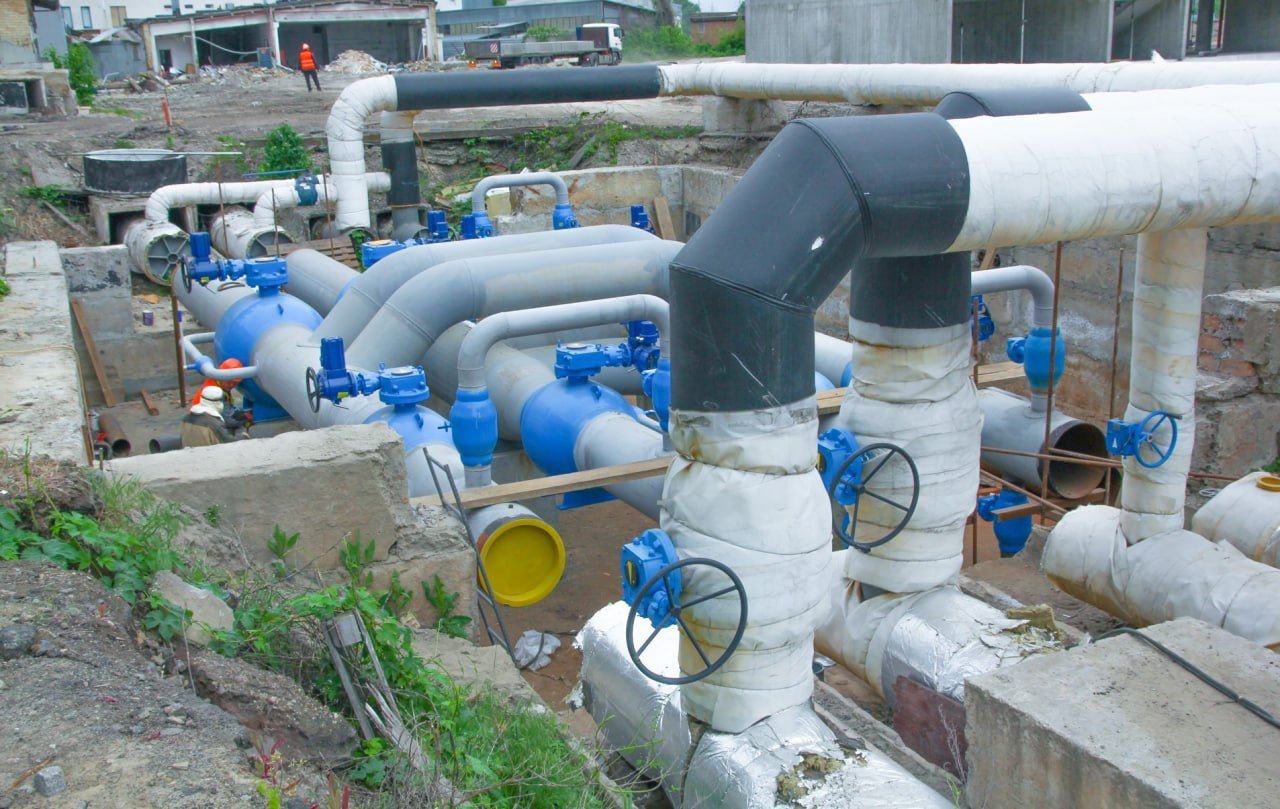 У Києві на Подолі проводять ремонт магістральній тепломережі: що буде з гарясою водою на районі 2