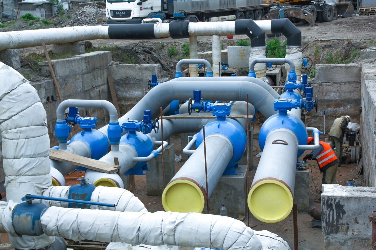 У Києві на Подолі проводять ремонт магістральній тепломережі: що буде з гарясою водою на районі 3