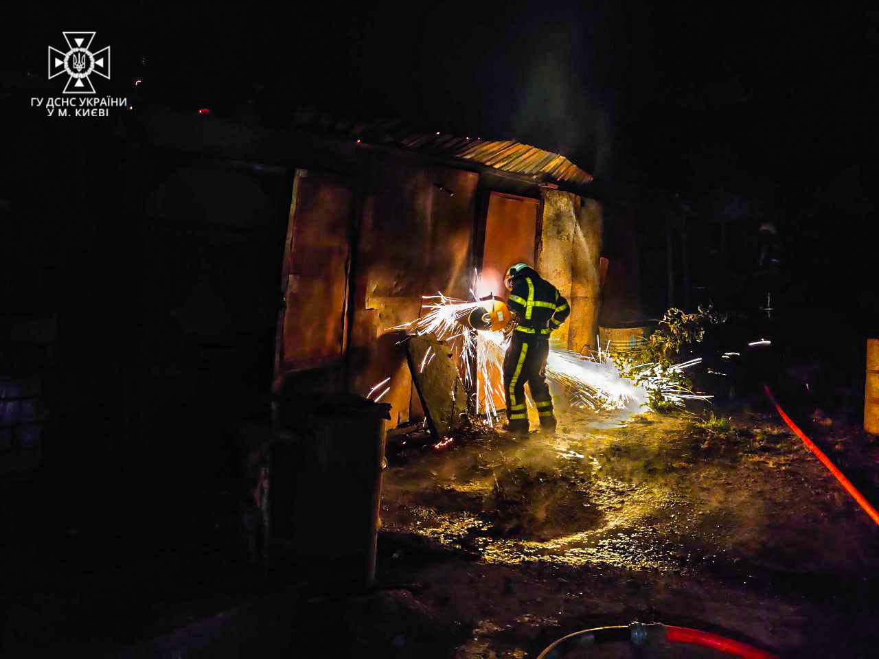 У Києві в Голосіївському районі вночі сталась пожежа: що горіло 2