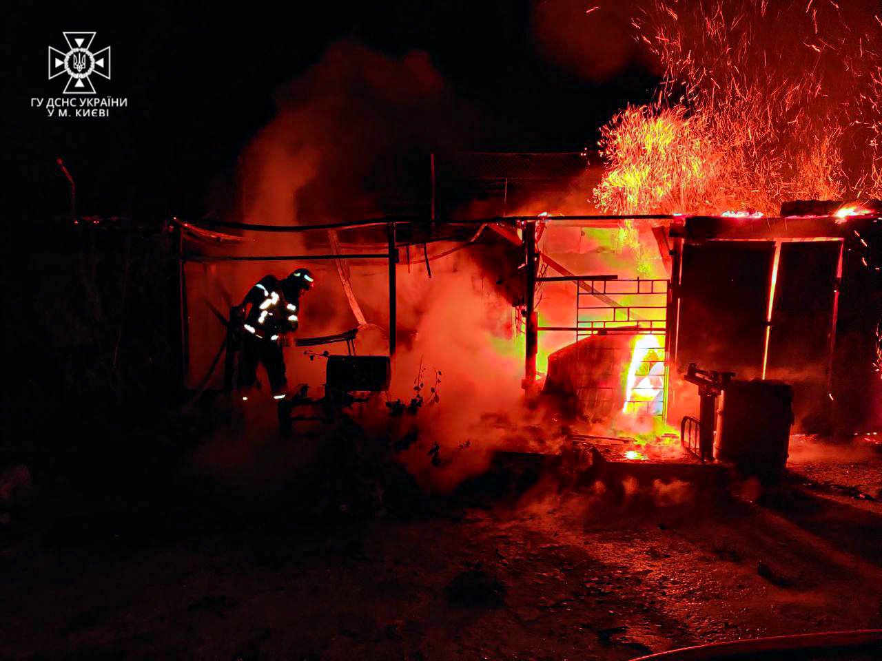У Києві в Голосіївському районі вночі сталась пожежа: що горіло 3