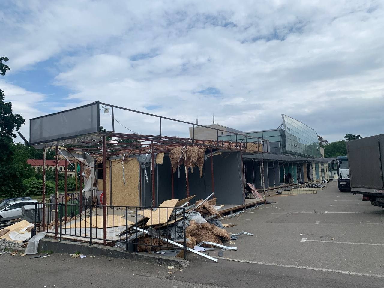 У Києві ще одну станцію метро очистили від незаконних МАФів 2