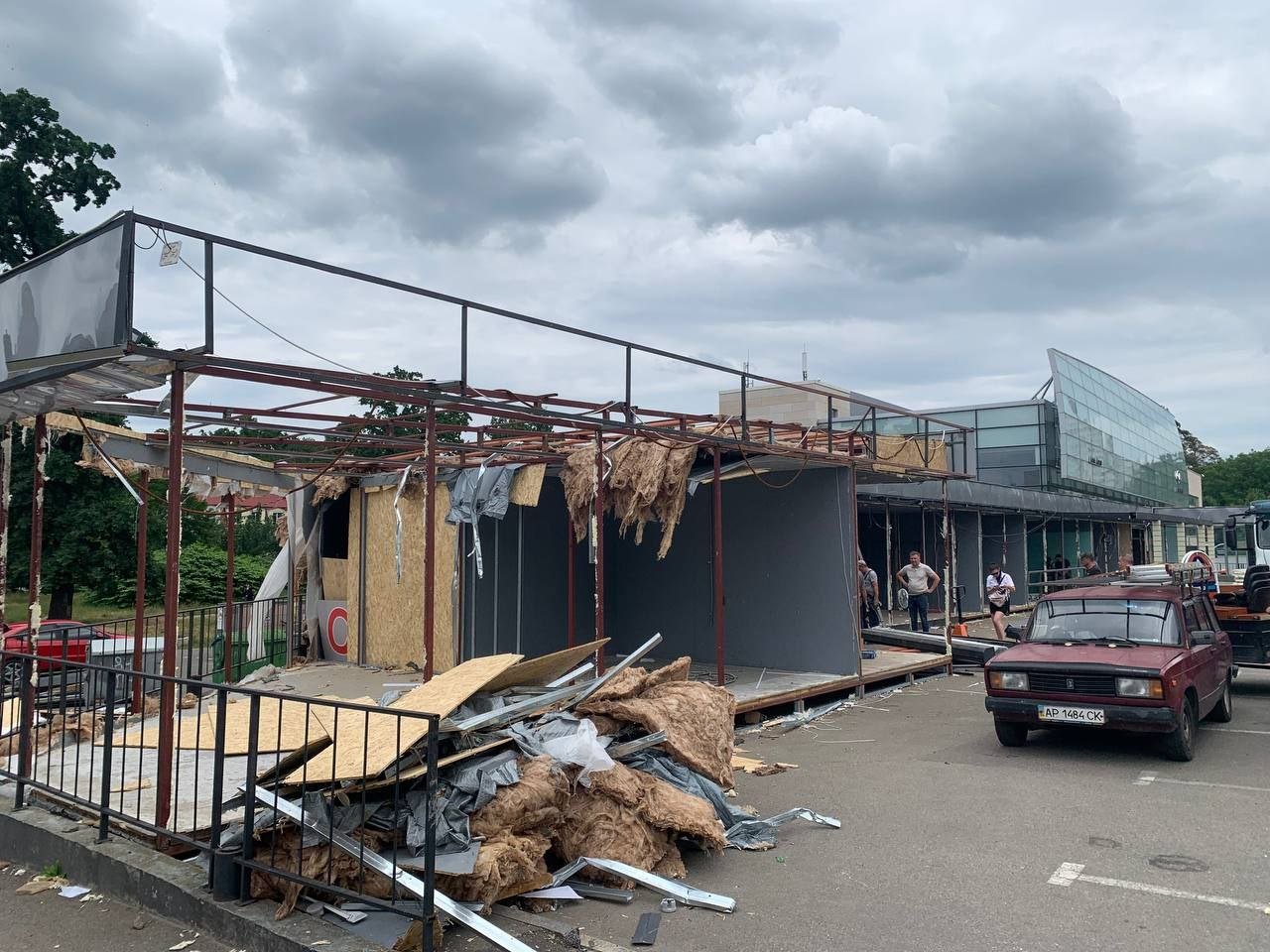 У Києві ще одну станцію метро очистили від незаконних МАФів 3