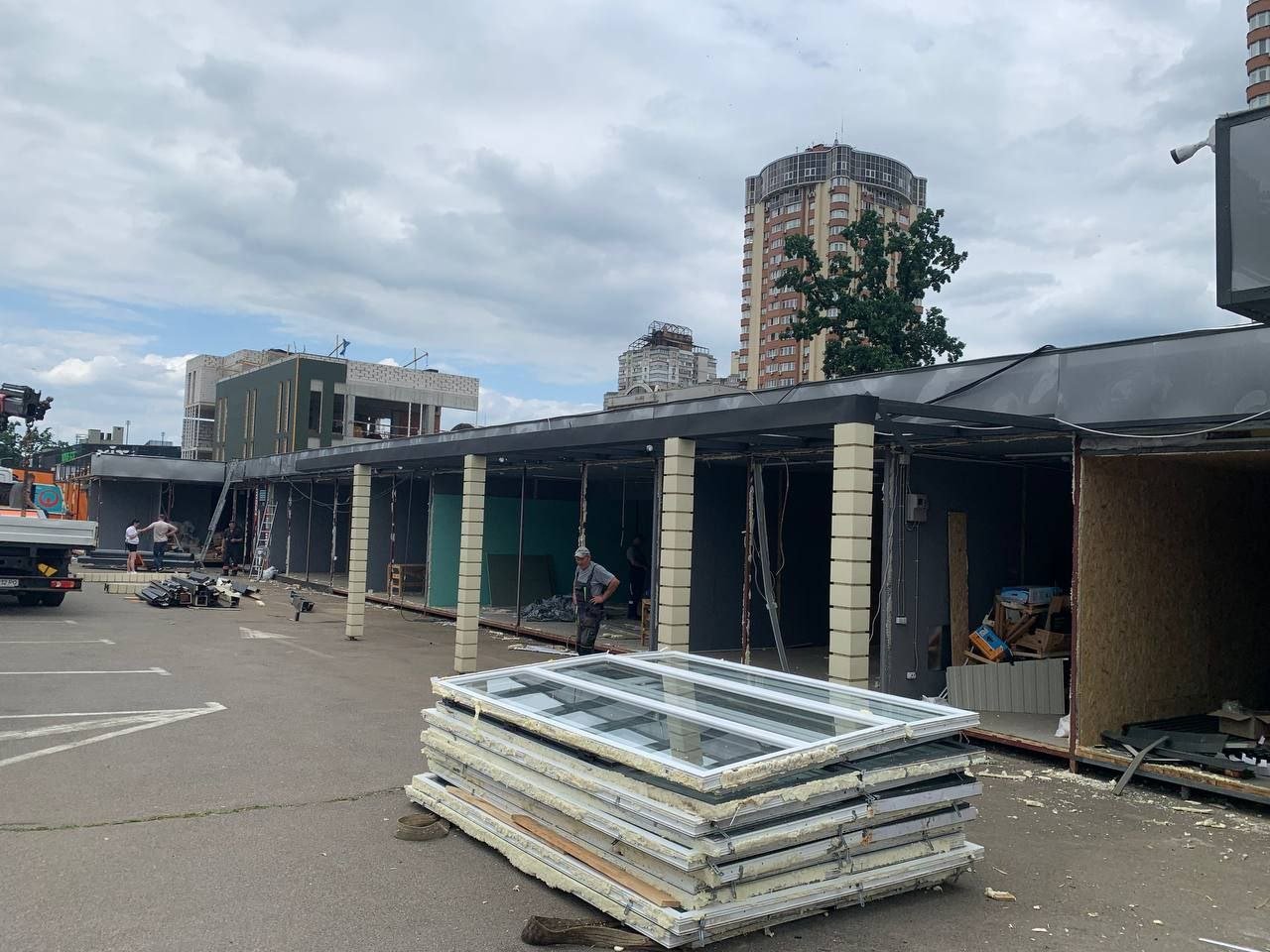 У Києві ще одну станцію метро очистили від незаконних МАФів 4