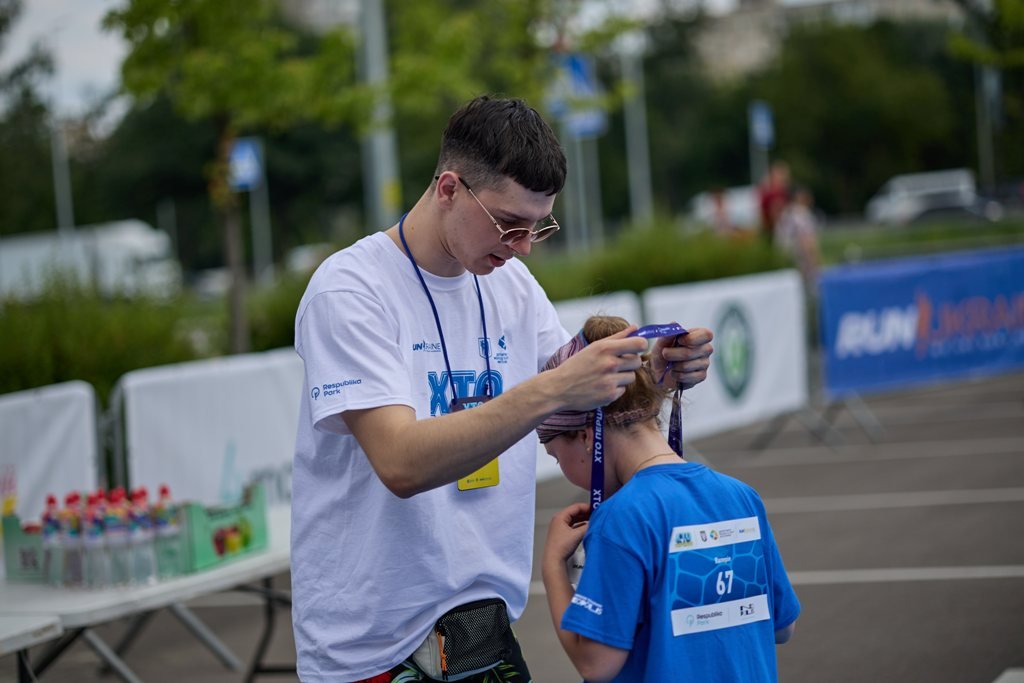 У Києві більше сотні дітей, співаки PARFENIUK і SHADU, олімпійський чемпіон Жан Беленюк змагались у "Хто перший" 1