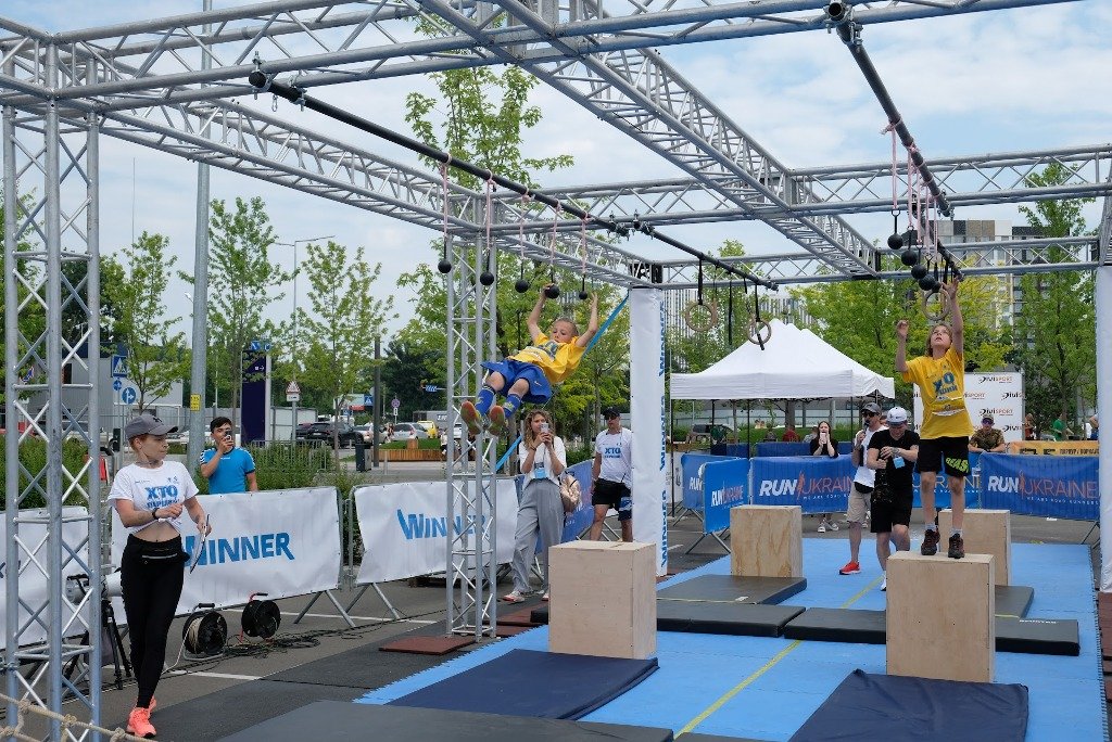 У Києві більше сотні дітей, співаки PARFENIUK і SHADU, олімпійський чемпіон Жан Беленюк змагались у "Хто перший" 3