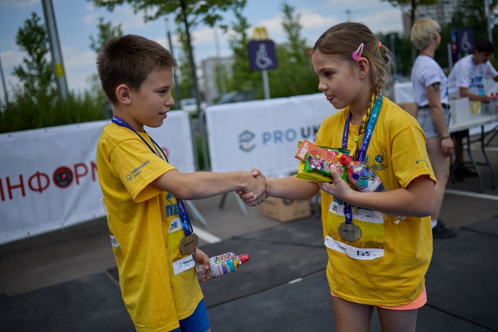 У Києві більше сотні дітей, співаки PARFENIUK і SHADU, олімпійський чемпіон Жан Беленюк змагались у "Хто перший" 4