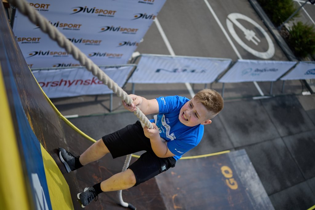 У Києві більше сотні дітей, співаки PARFENIUK і SHADU, олімпійський чемпіон Жан Беленюк змагались у "Хто перший" 8