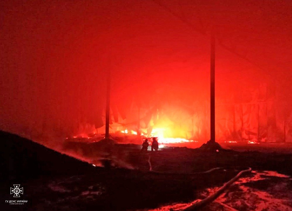 На Київщині сталась масштабна пожежа на підприємстві 1