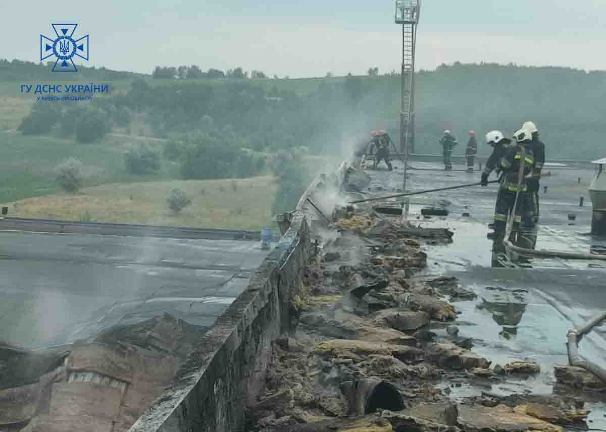 На Київщині сталась масштабна пожежа на підприємстві 2