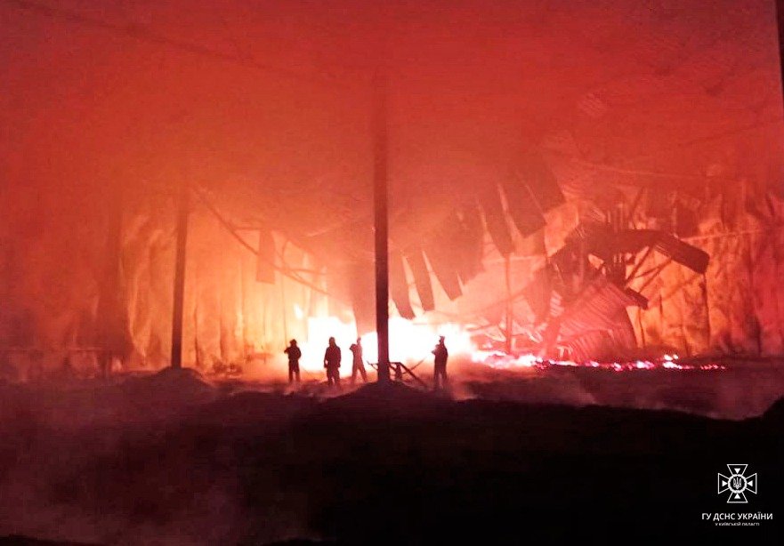 На Київщині сталась масштабна пожежа на підприємстві 3