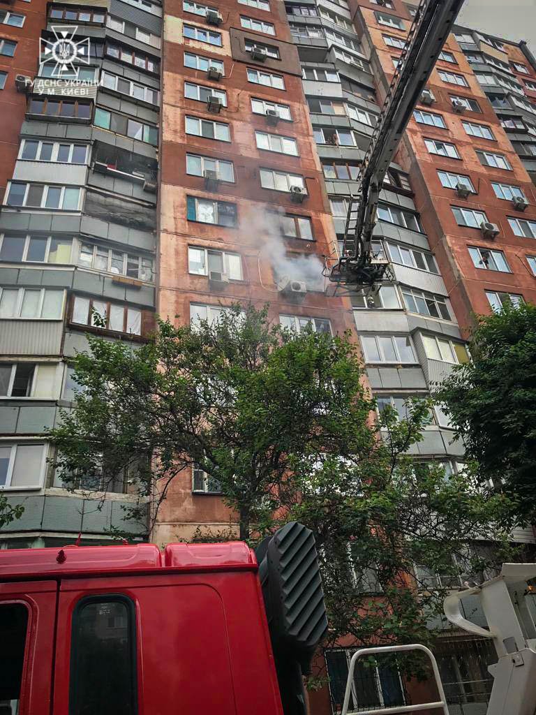 У Києві на Виноградарі горіла багатоповерхівка 1