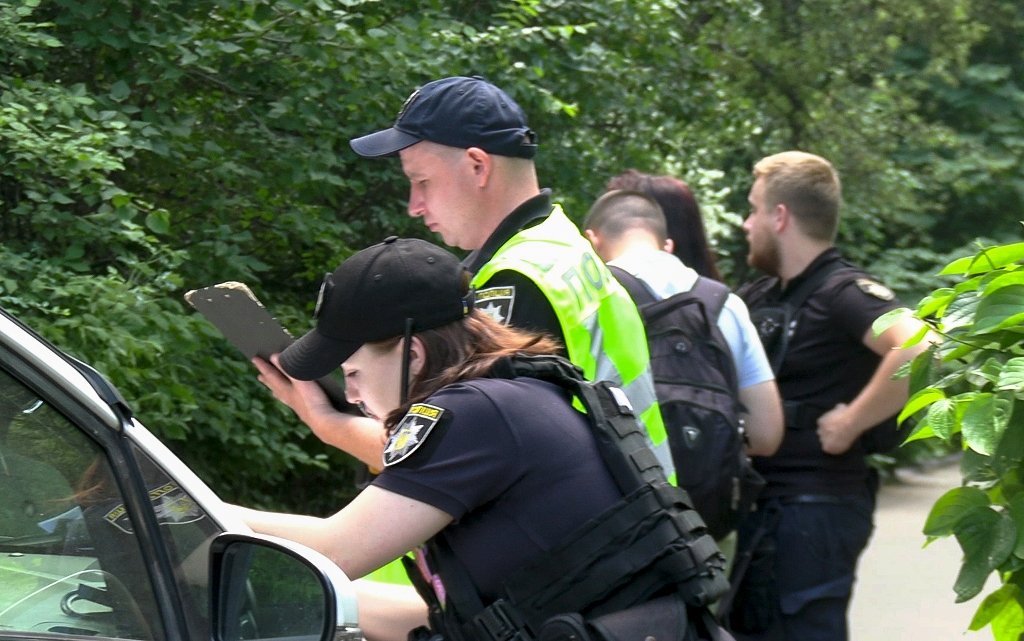 У Києві в під'їзді багатоповерхівки знайшли тіла двох неповнолітніх дівчат 2